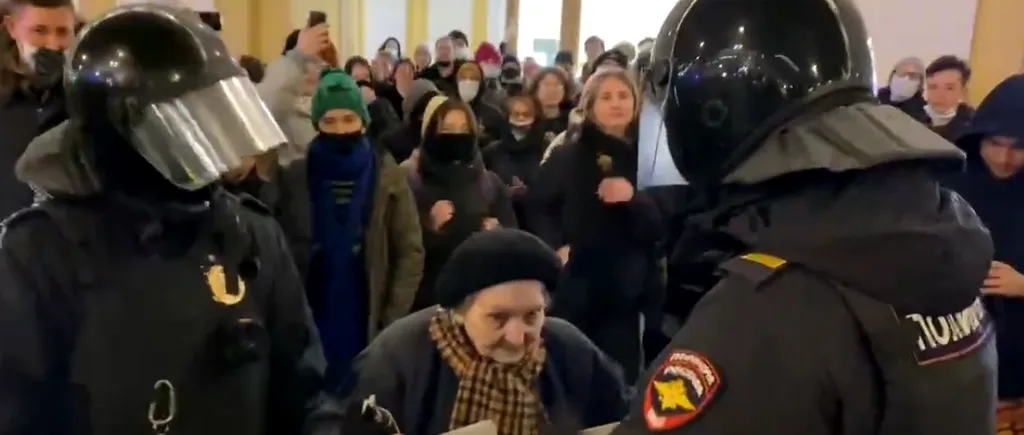 VIDEO | O activistă în vârstă de 77 de ani a fost reținută de poliția rusă, în timpul unui protest față de războiul din Ucraina