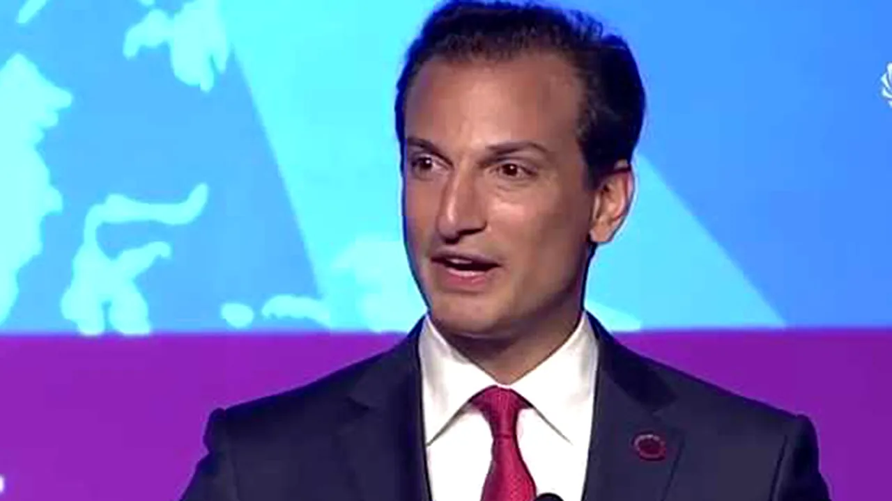 La 19 ani a preluat o mică afacere de familie. Acum deține 80 de vapoare, 90 de elicoptere și peste 40 de hoteluri