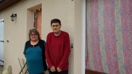 Chiriașii unei case, lăsați fără ferestre și uși de către proprietar, după ce s-au plâns că s-a înfundat fosa septică