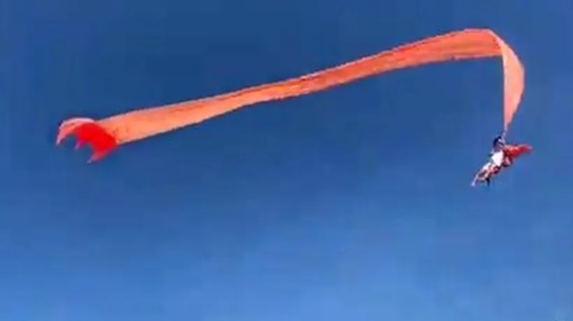 O fetiță în vârstă de 3 ani s-a încurcat în coada unui zmeu uriaș și a fost ridicată în aer