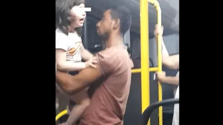 UPDATE - Polițiștii au elucidat cazul copilului din Brăila, filmat într-un autobuz când țipă și se zbate în brațele unui bărbat. Ce s-a întâmplat cu copilul (VIDEO)