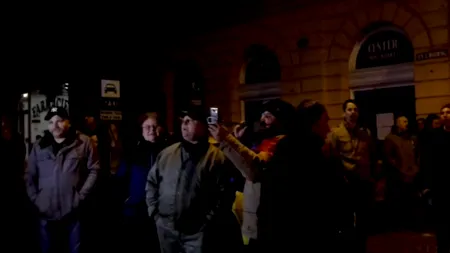 Protest în fața sediului PSD Sibiu, unde erau așteptați Liviu Dragnea și Mihai Tudose: 