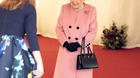 Regina Angliei, fără mască de protecție la un eveniment public, în plină pandemie. Cum au comentat medicii gestul său