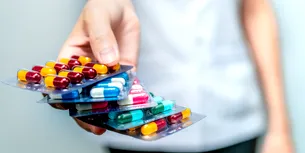 Inovație în medicină: Un nou antibiotic care poate distruge bacteriile rezistente la medicamente, descoperit de oamenii de știință