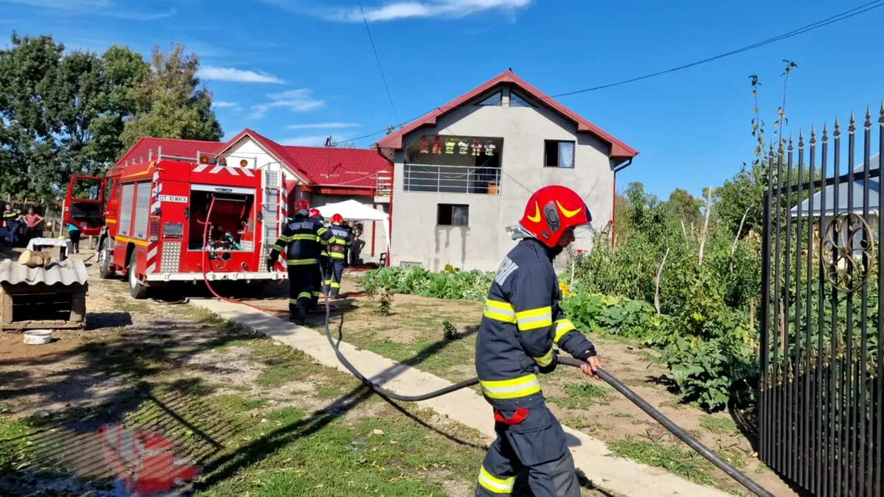 Un bărbat din județul Olt s-a certat cu soția și a dat foc la casă. Primarul comunei s-a urcat pe scară și a reușit să-l imobilizeze