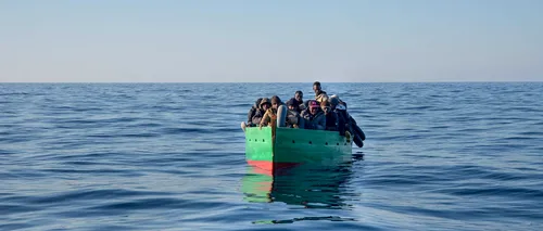 Un vas cu 400 de migranți la bord se află în DERIVĂ între Grecia și Malta