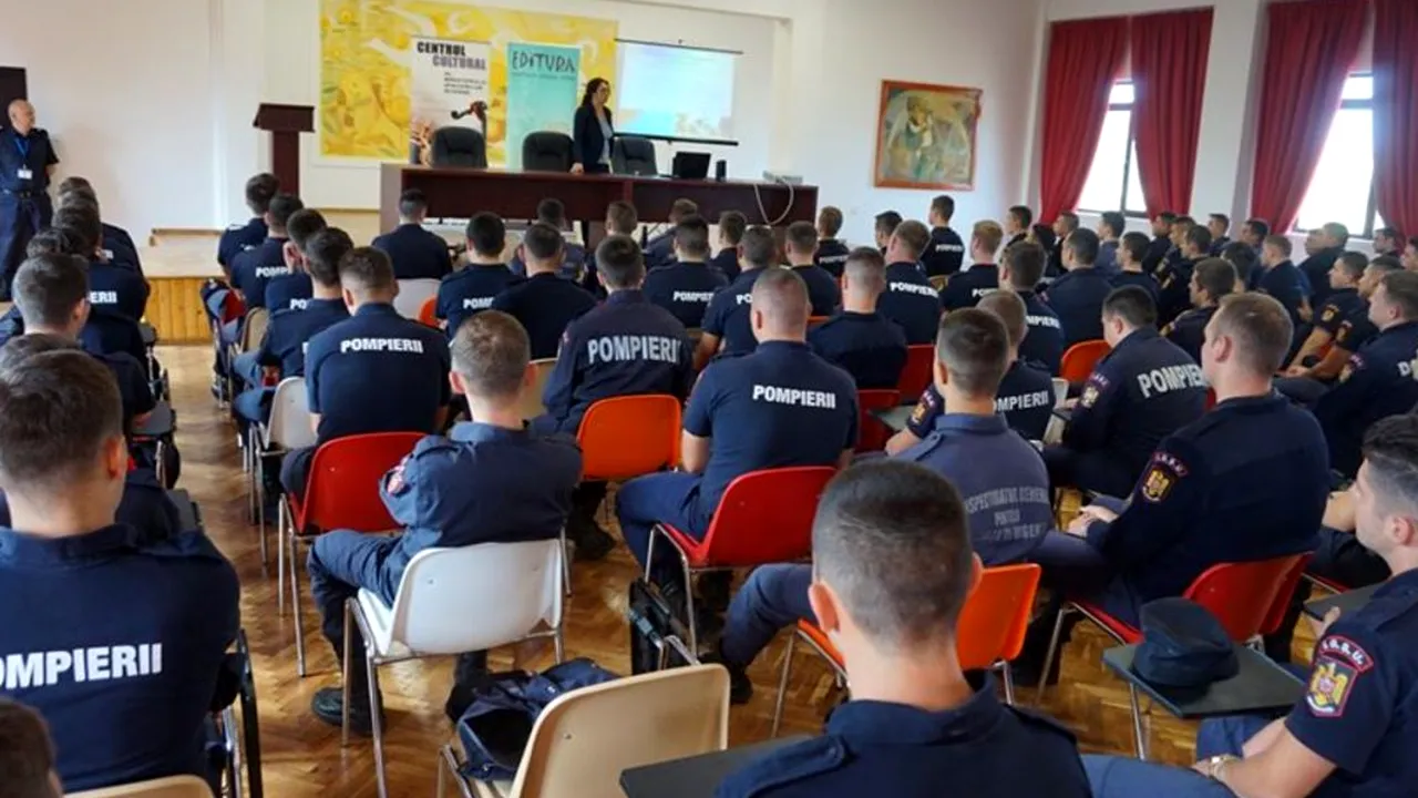 Primele cinci fete admise la Școala de Pompieri încep luni cursurile