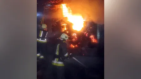 GALERIE FOTO | Incendiu puternic la o școală din Suceava. Instalația de încălzire și cea termică, distruse de flăcări