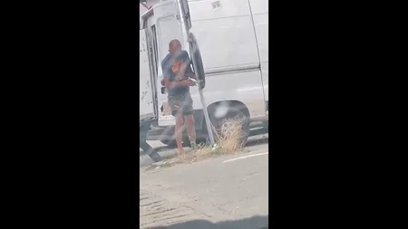 Motivul incredibil pentru care doi bărbaţi au dat jos un indicator rutier (VIDEO)
