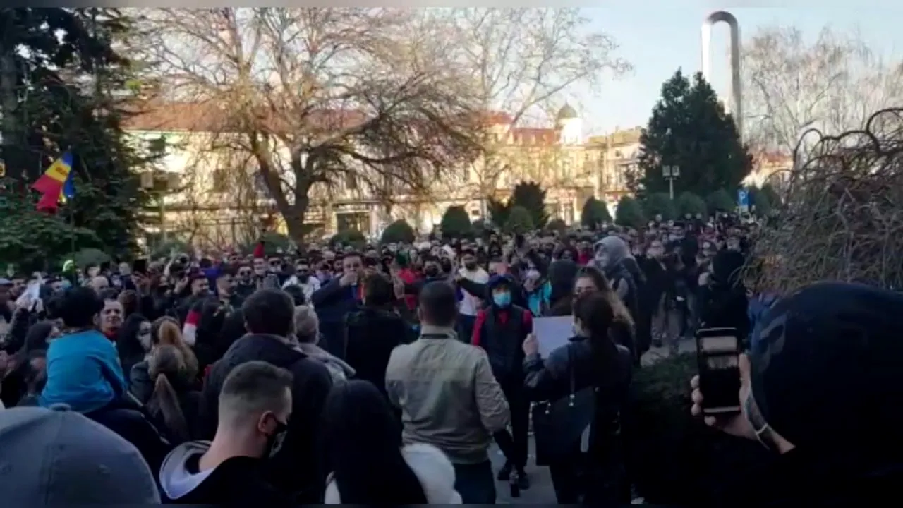 Protest anti-restricţii, în fața Prefecturii Constanța, cu sute de persoane. S-au scandat numeroase lozinci: „hoții” sau „masca jos”
