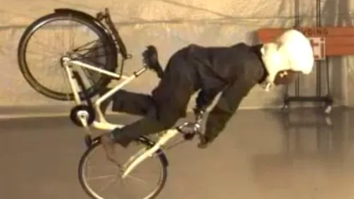 VIDEO. S-a inventat airbagul pentru bicicliști. Cum acționează în caz de accident 
