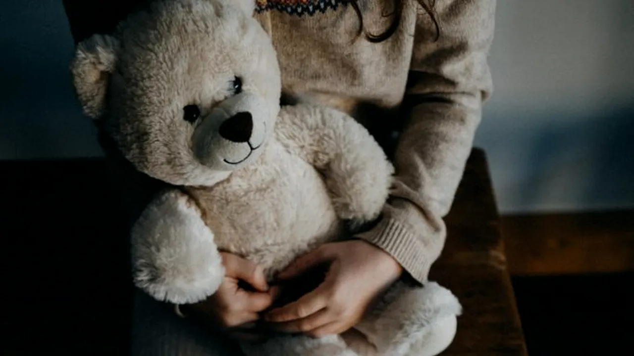 Coșmarul prin care a trecut o fetiță de doar 3 ani. Medicii au fost nevoiți să-i amputeze mâinile. Ce a întrebat fetița imediat după ce s-a trezit din operație