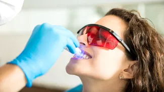 (P)Fațete dentare vs. albire: Care este soluția potrivită pentru tine?