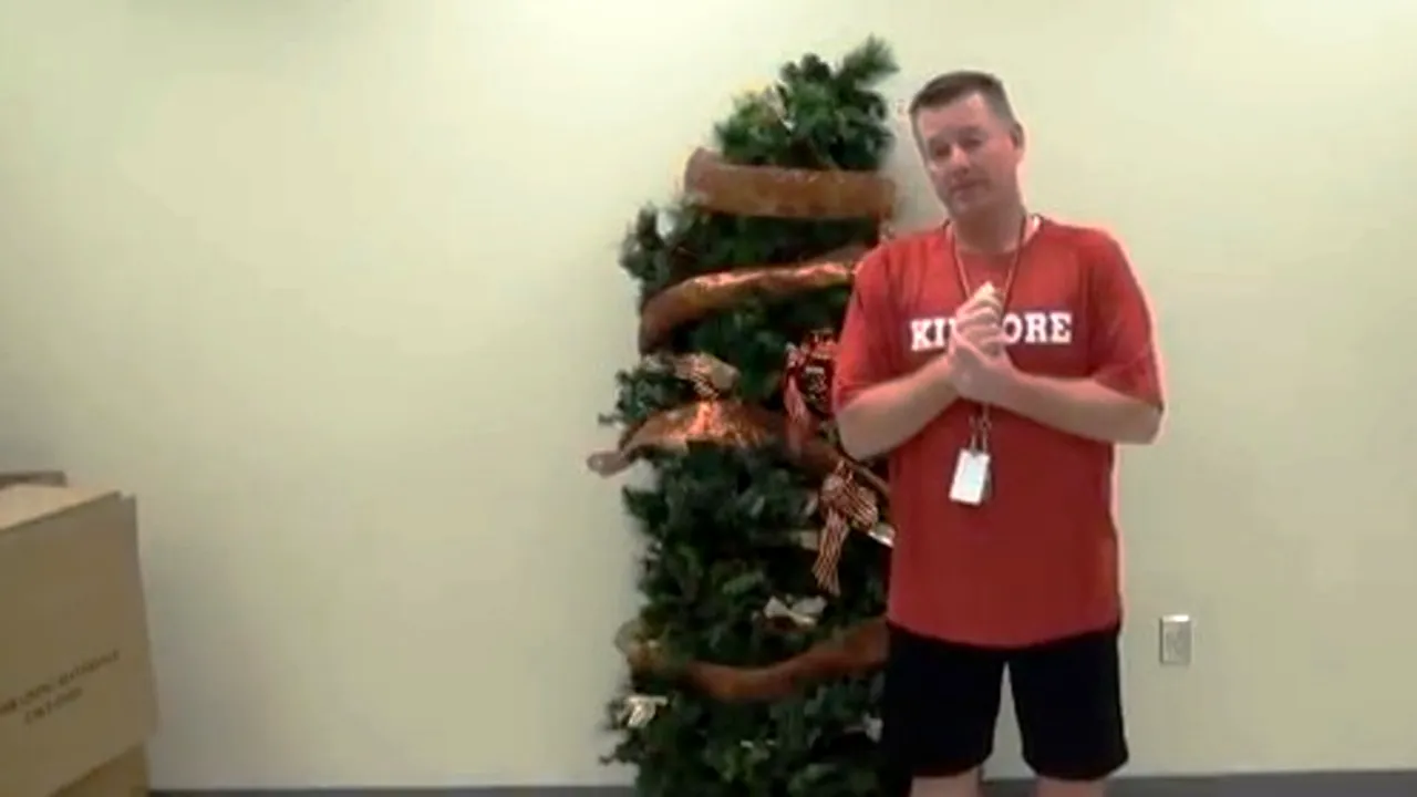 VIDEO.Bradul de Crăciun care a speriat pe toată lumea