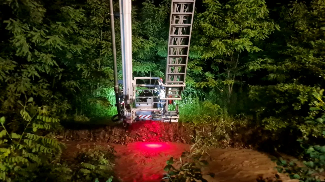 Patru familii dintr-o comună din Neamţ au refuzat evacuarea. Pompierii  le-au dus pâine și lapte praf persoanelor izolate (FOTO&VIDEO)