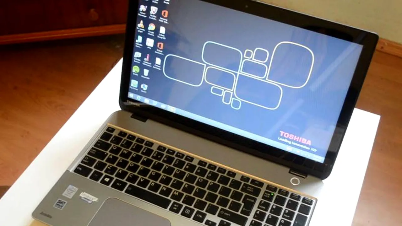 UN GADGET PE ZI. Ultrabook-ul Toshiba Satellite U50t-A-10H - performanță solidă la birou, dar ecranul lasă de dorit