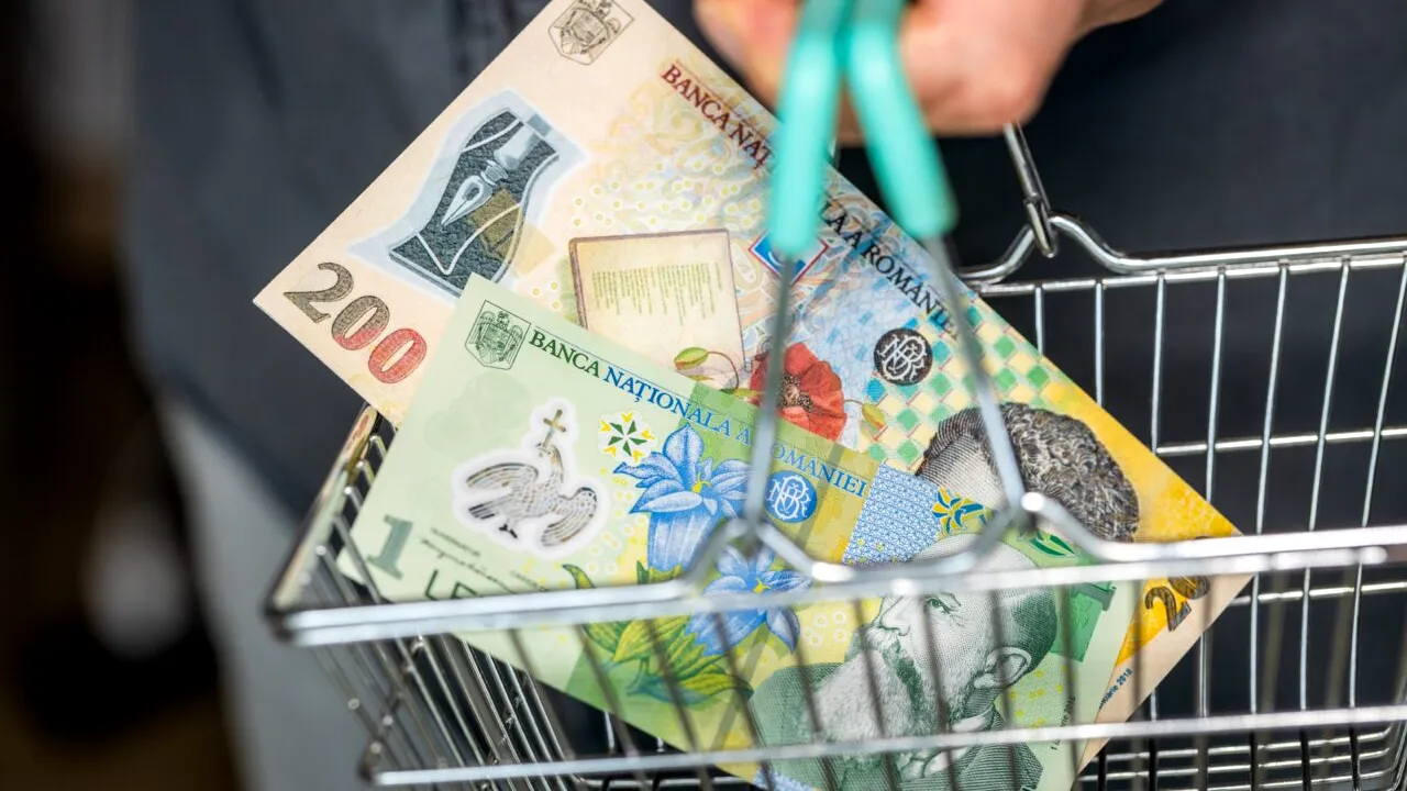 Consumul continuă să se prăbușească în România din cauza creșterilor de taxe și austerității. Date oficiale