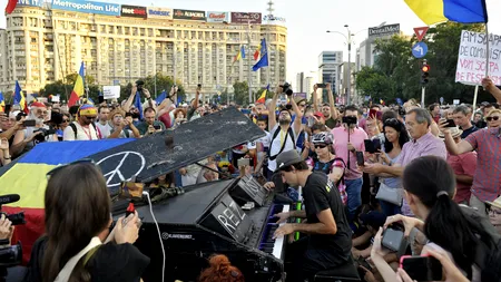 Protest 10 august | Pianistul german Davide Martello participă la protestul din Piața Victoriei - FOTO / VIDEO