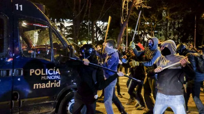 88 de persoane rănite și 24 arestate, în timpul manifestărilor anti-guvernamentale din Madrid. VIDEO