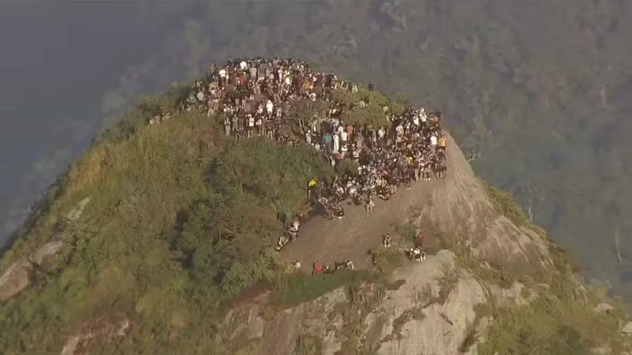 Moment de groază în Rio de Janeiro. 200 de turiști au rămas blocați pe munte după un schimb de focuri între poliție și traficanții de droguri