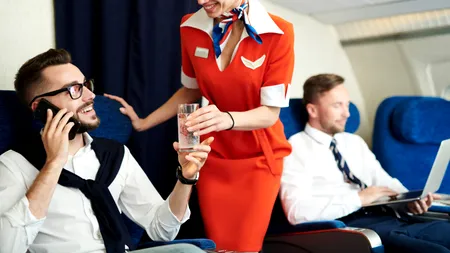 O însoțitoare de zbor dezvăluie ce băutură NU este indicată să o consumi în avion: „Este absolut dezgustătoare”