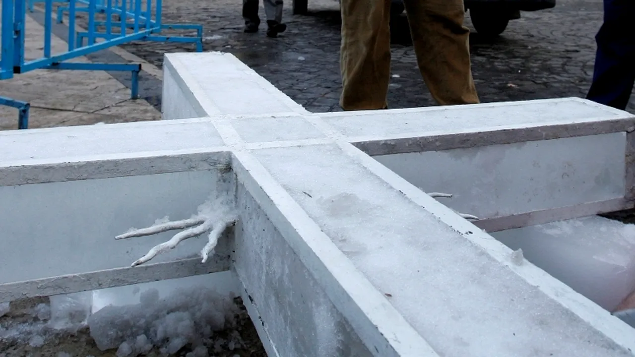 Cruce de gheață înaltă de trei metri, sfințită la Mănăstirea Piatra Fântânele