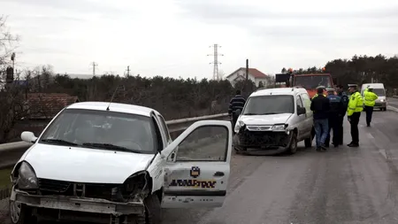 ACCIDENT cu ȘAPTE RĂNIȚI, după ce o șoferiță nu a acordat prioritate, iar mașina ei a fost acroșată de două autoturisme