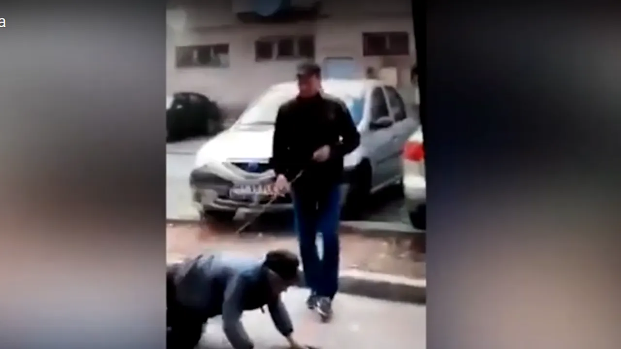 HALUCINANT. VIDEO/ Un tânăr din Gorj plimbă un bărbat în lesă pe stradă și toată lumea se amuză. Imaginile au devenit virale