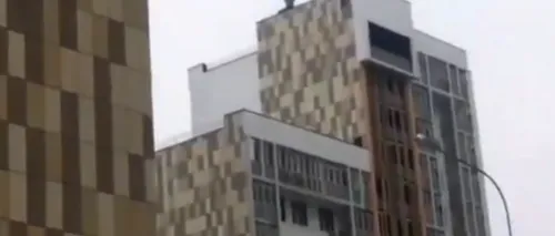 O femeie a aruncat bebelușul prietenei sale de la etajul 13 al unui bloc turn din Rusia