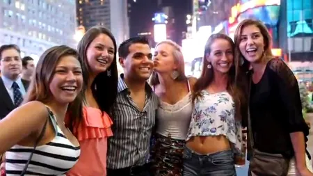 Experimentul inedit prin care un tânăr obișnuit a adunat sute de fani în jurul lui. VIDEO