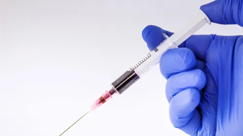 8 ȘTIRI DE LA ORA 8. OMS avertizează cu privire la o posibilă penurie de seringi în 2022