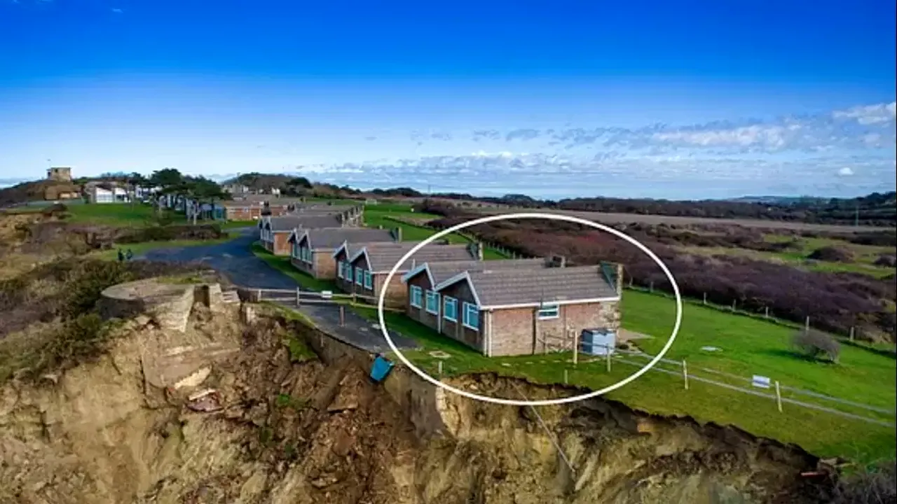 Casă de vacanță aflată pe marginea prăpastiei, la propriu, scoasă la vânzare. Cât cer proprietarii pe locuința cu vedere la mare și aproape de plajă