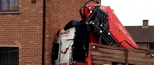 O femeie din Anglia și-a salvat miraculos fiica din fața unui camion de 32 de tone. GALERIE FOTO