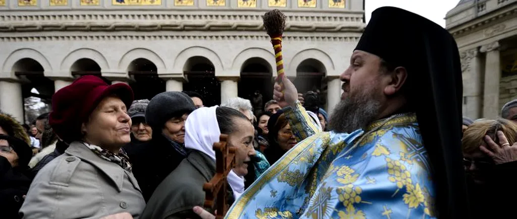 FOTOREPORTAJ Aproape 1.000 de oameni la Patriarhie, de Bobotează; PF Daniel le-a urat sănătate