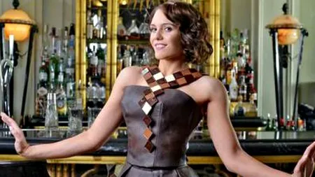 Din ce a fost realizată această rochie