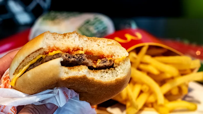Prețul cheeseburgerului McDonald's a fost majorat pentru prima dată în mai bine de 14 ani. Directorul companiei din Marea Britanie: „Am amânat aceste modificări cât de mult am putut”