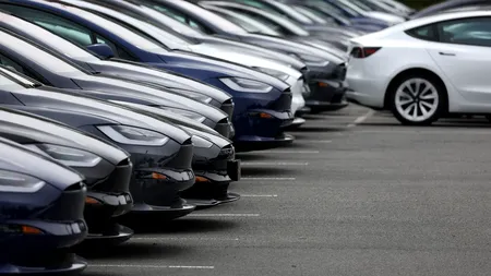Tesla cheamă în service peste două milioane de mașini, pentru a remedia funcții ale sistemului de pilot automat