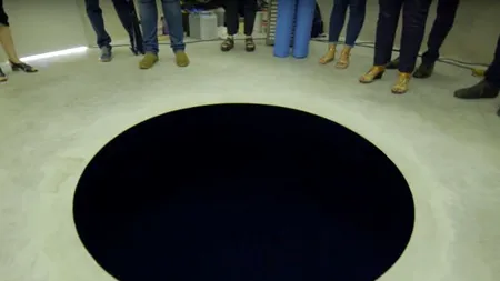 Accident bizar la muzeu. Un italian a căzut într-o GAURĂ NEAGRĂ, care era de fapt opera unui artist, după ce a încercat să vadă dacă este REALĂ