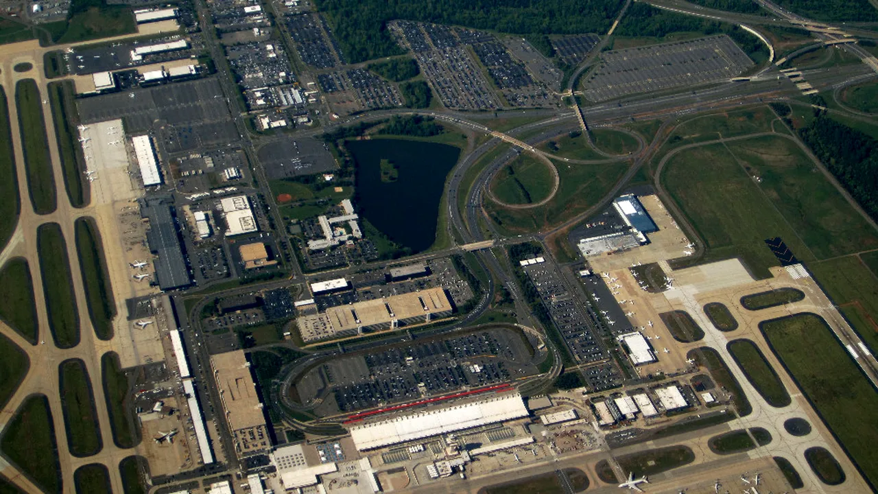 Un avion a aterizat de urgență la Washington din cauza unui pasager violent