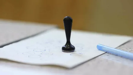 Ancheta la o secție de VOTARE din județul Ilfov. Mai multe persoane au pătruns ilegal și au furat buletine de vot pentru alegerea primarului