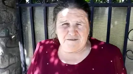 Dialog savuros cu o votantă din Gorj, ieșită de la biserică: Nu știu nimic de referendum. Votez. Trebuie să îl votăm și pe ăla - VIDEO