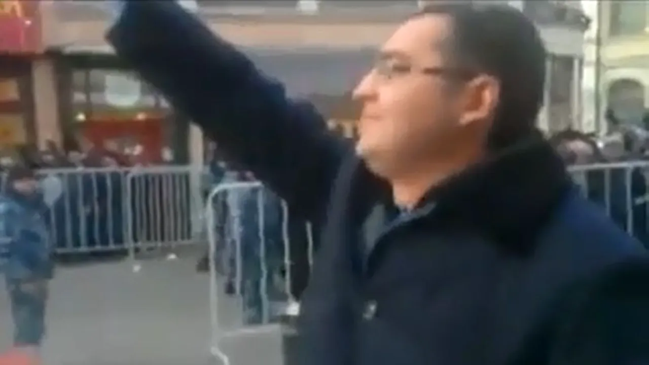 Renato Usatîi a votat la ambasada R.Moldova din Moscova, fiind aclamat de mulțime