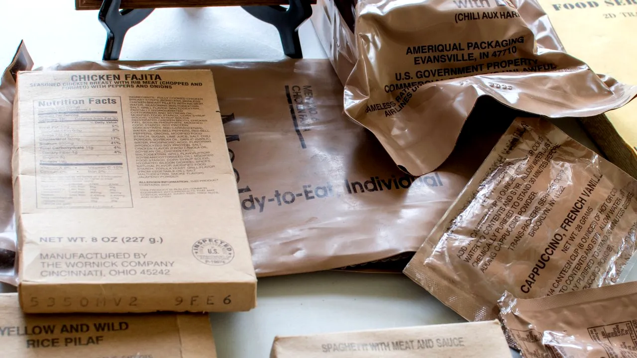 Tot mai mulți români caută să cumpere rații militare. La ce prețuri au ajuns acestea