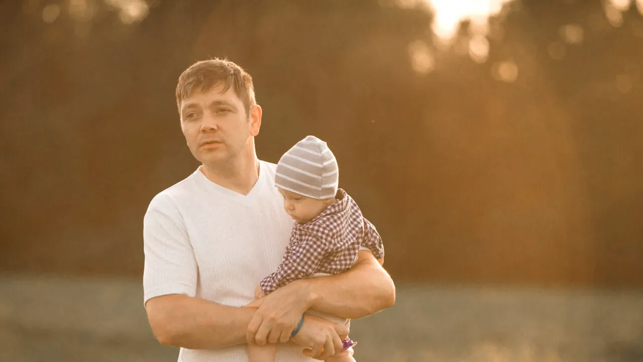 Țara din Europa în care numărul bărbaților care își iau concediu de PATERNITATE s-a triplat. Aproape 65% profită de acest drept