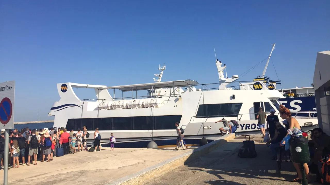 MAE anunță: Aproximativ 100 de români au fost transferați de pe Insula Samothrakis