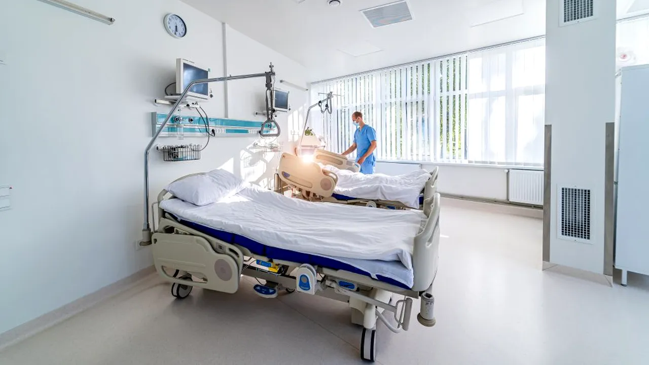 NEOBIȘNUIT. Un bărbat a cerut să mai rămână în spital, deși s-a vindecat de COVID-19. Care a fost motivul