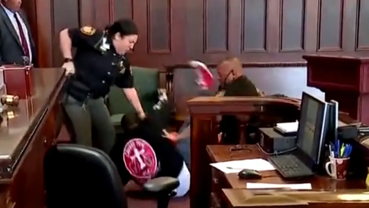 Momente șocante surprinse în sala de judecată: Doi frați l-au atacat pe criminalul mamei lor iar unul dintre ei a trebuit să fie oprit cu șocuri electrice - VIDEO
