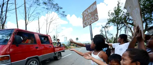 Cultivatorii de banane din sudul Filipinelor cerșesc la marginea drumurilor după trecerea taifunului