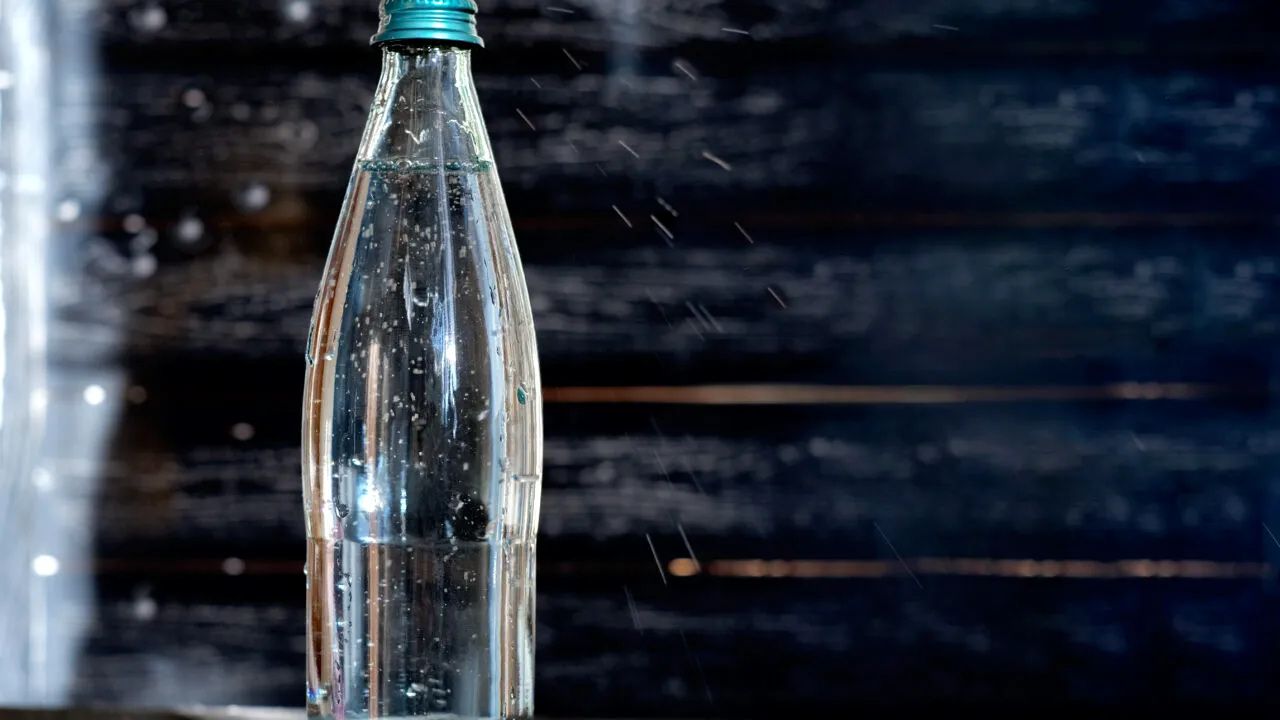Ce apă trebuie să bei în funcție de vârstă și ce trebuie să conțină eticheta apei plate atunci când o cumpărăm