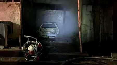 Mașină făcută scrum într-un service auto din Timiș. De la ce a pornit incendiul devastator